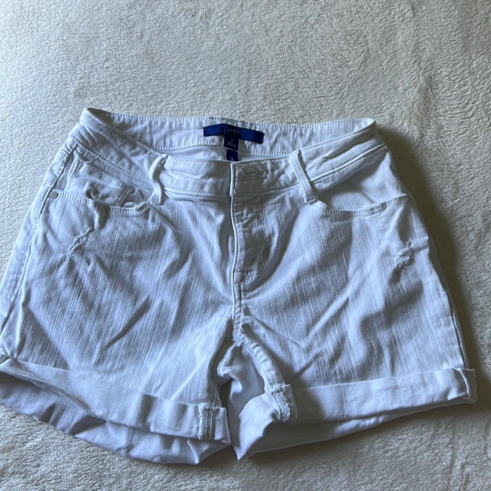 White Apt. 9 shorts size 4